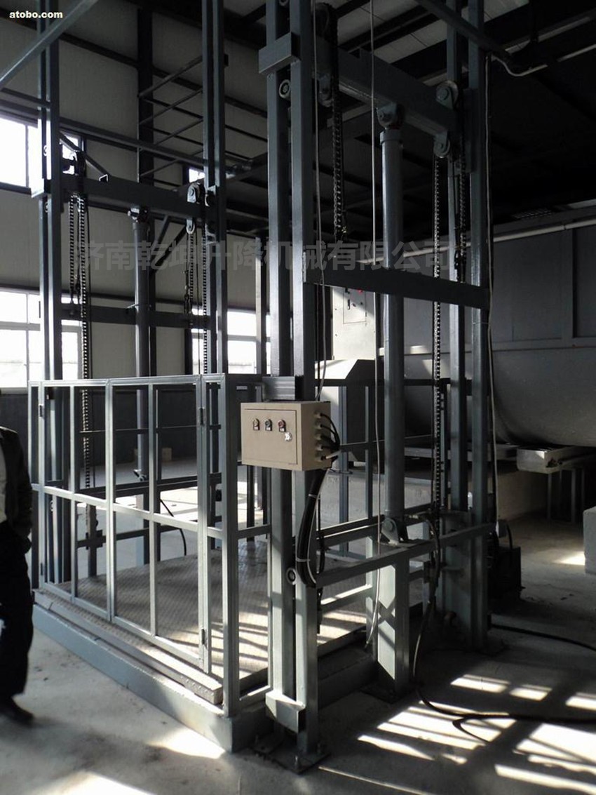 室内钢结构导轨式升降货梯